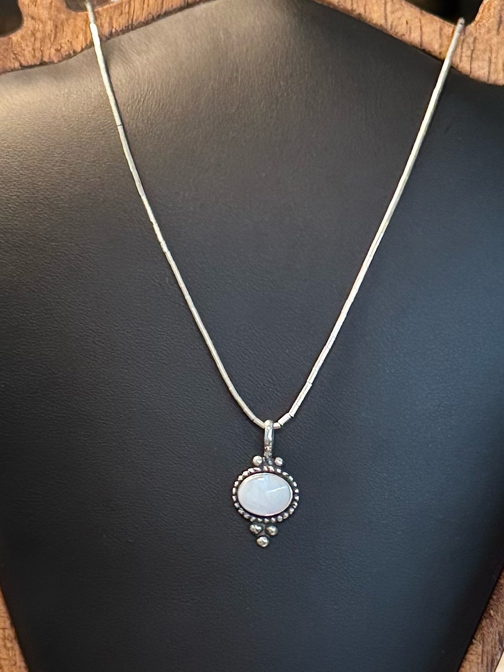 Native American Sterling ‘Liquid Silver’ Mother of Pearl Necklace - Picture 2 of 9